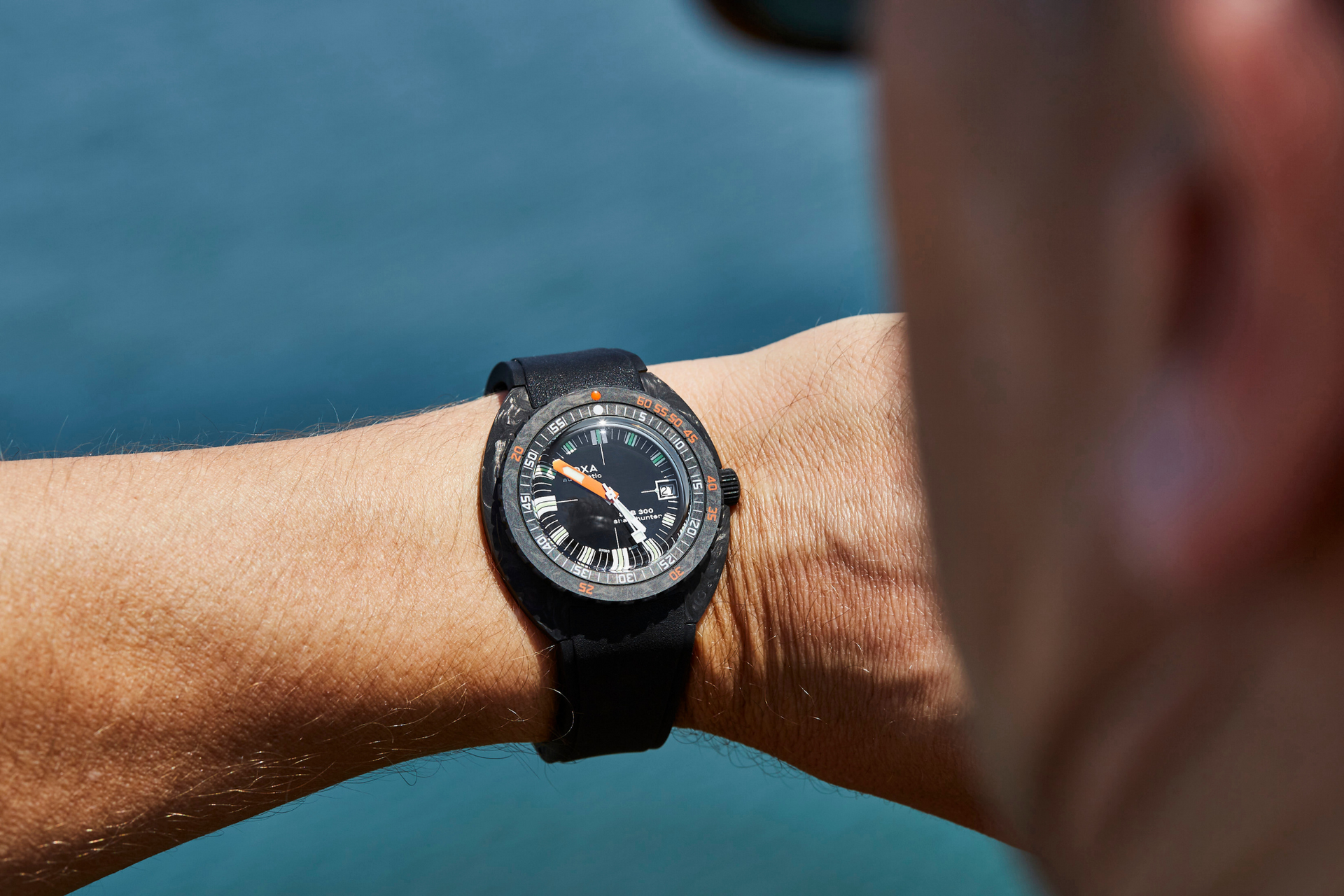 Doxa SUB 300 Carbon Sharkhunter Automatic (Black Dial / 42.5mm)