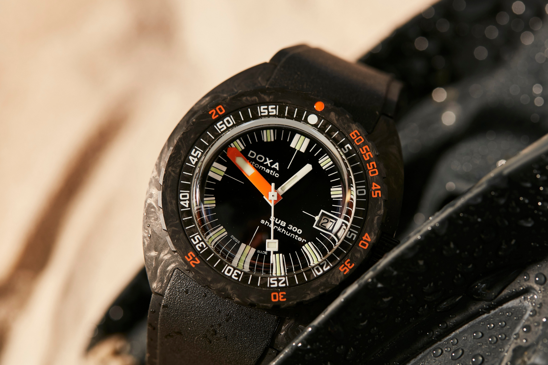 Doxa SUB 300 Carbon Sharkhunter Automatic (Black Dial / 42.5mm)