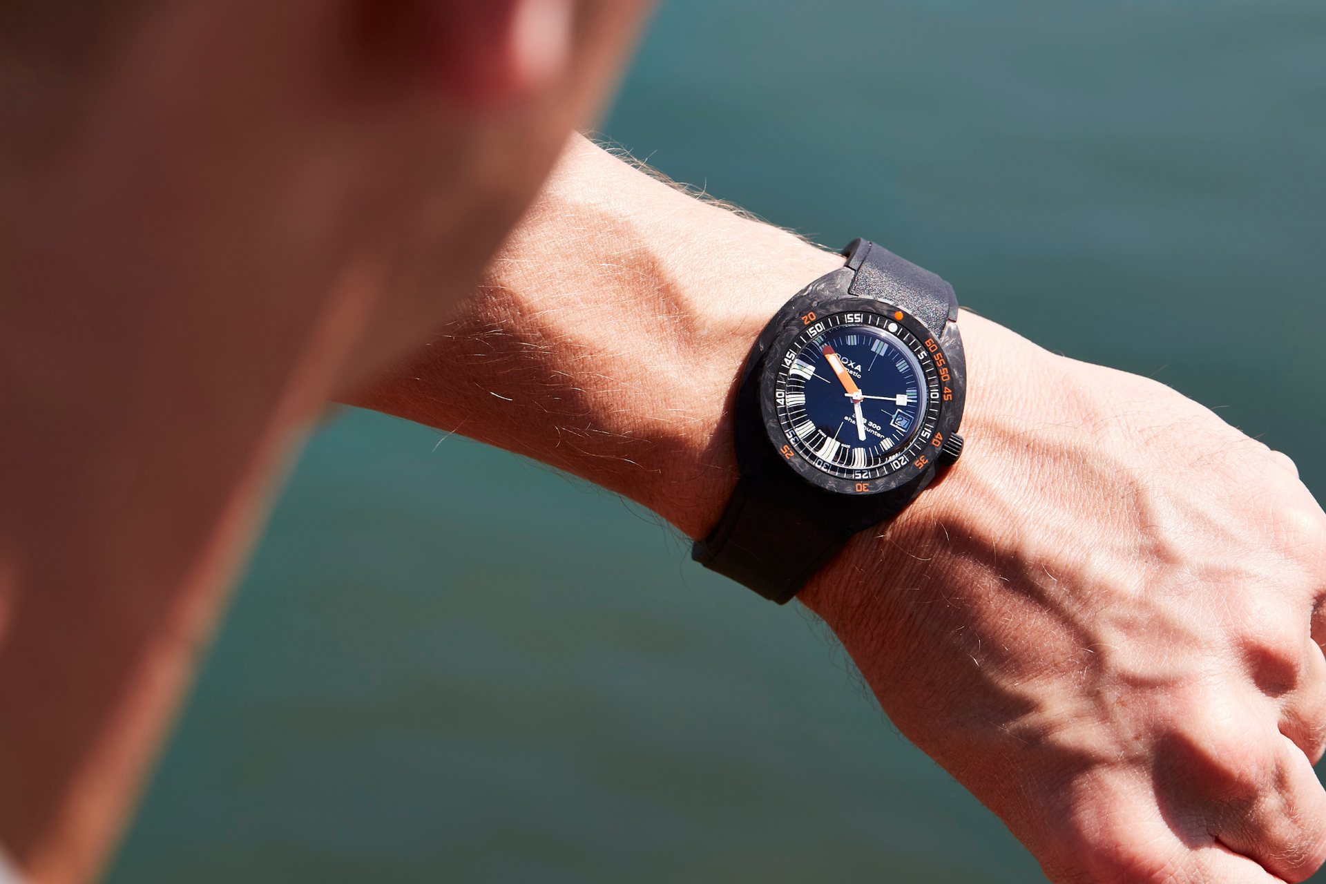 Doxa SUB 300 Carbon Sharkhunter Automatic (Black Dial / 42.5mm)