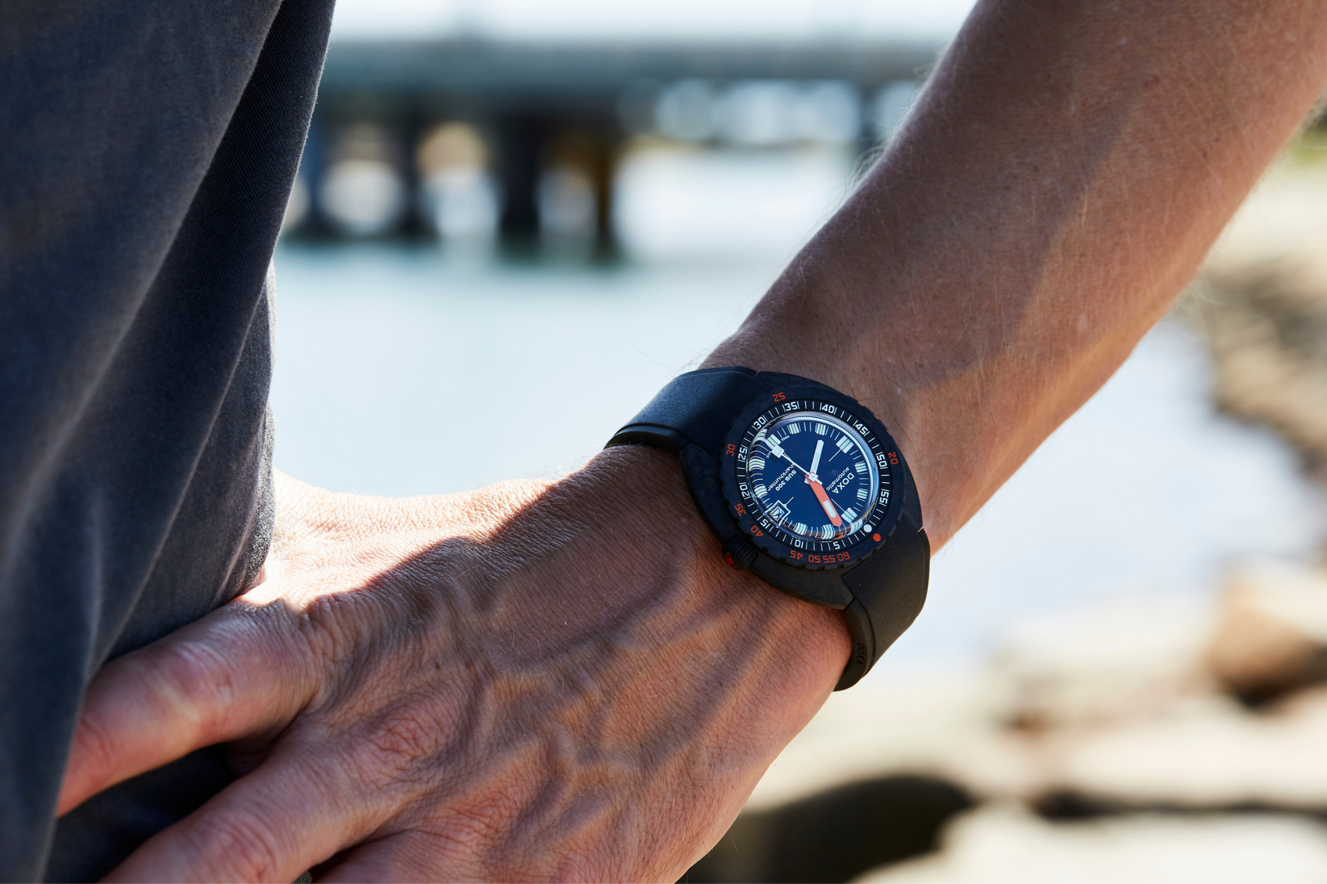 Doxa SUB 300 Carbon Sharkhunter Automatic (Black Dial / 42.5mm)