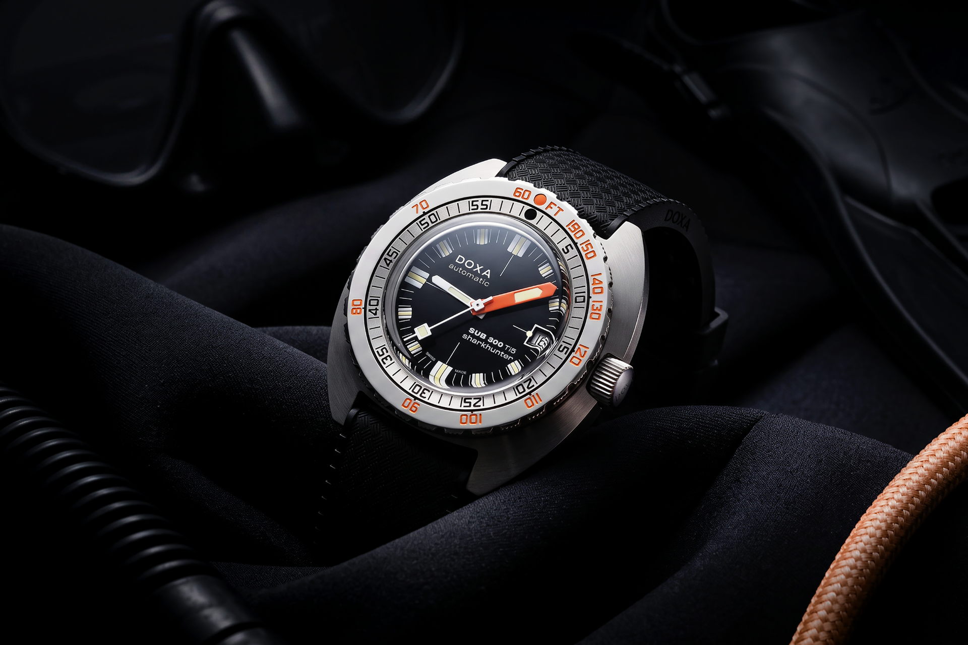 Doxa SUB 300 Ti5 Sharkhunter Automatic (Black Dial / 42.5mm)
