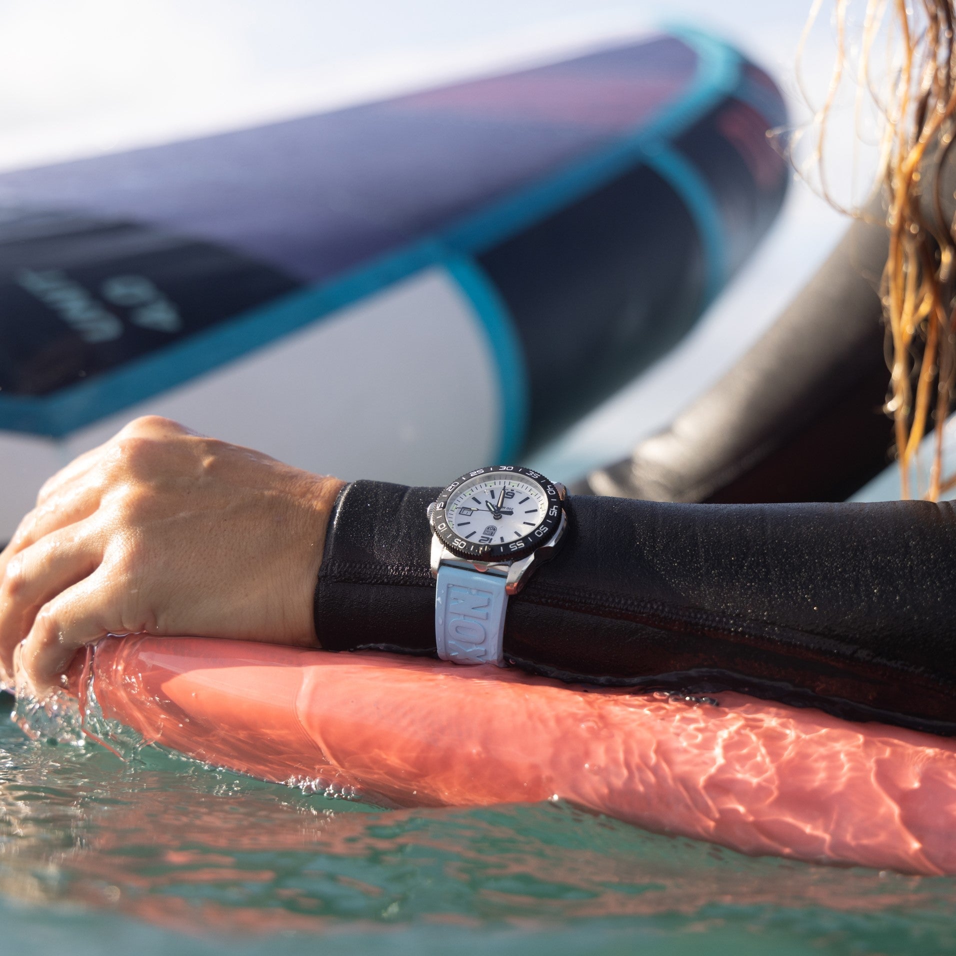 Pacific Diver, 39MM - Mother of Pearl Dial