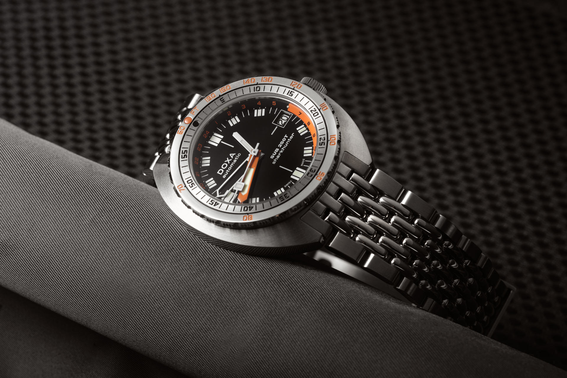 Doxa SUB 250T GMT Sharkhunter Automatic (Black Dial / 40mm)