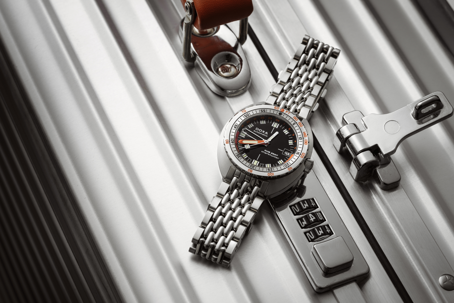 Doxa SUB 250T GMT Sharkhunter Automatic (Black Dial / 40mm)