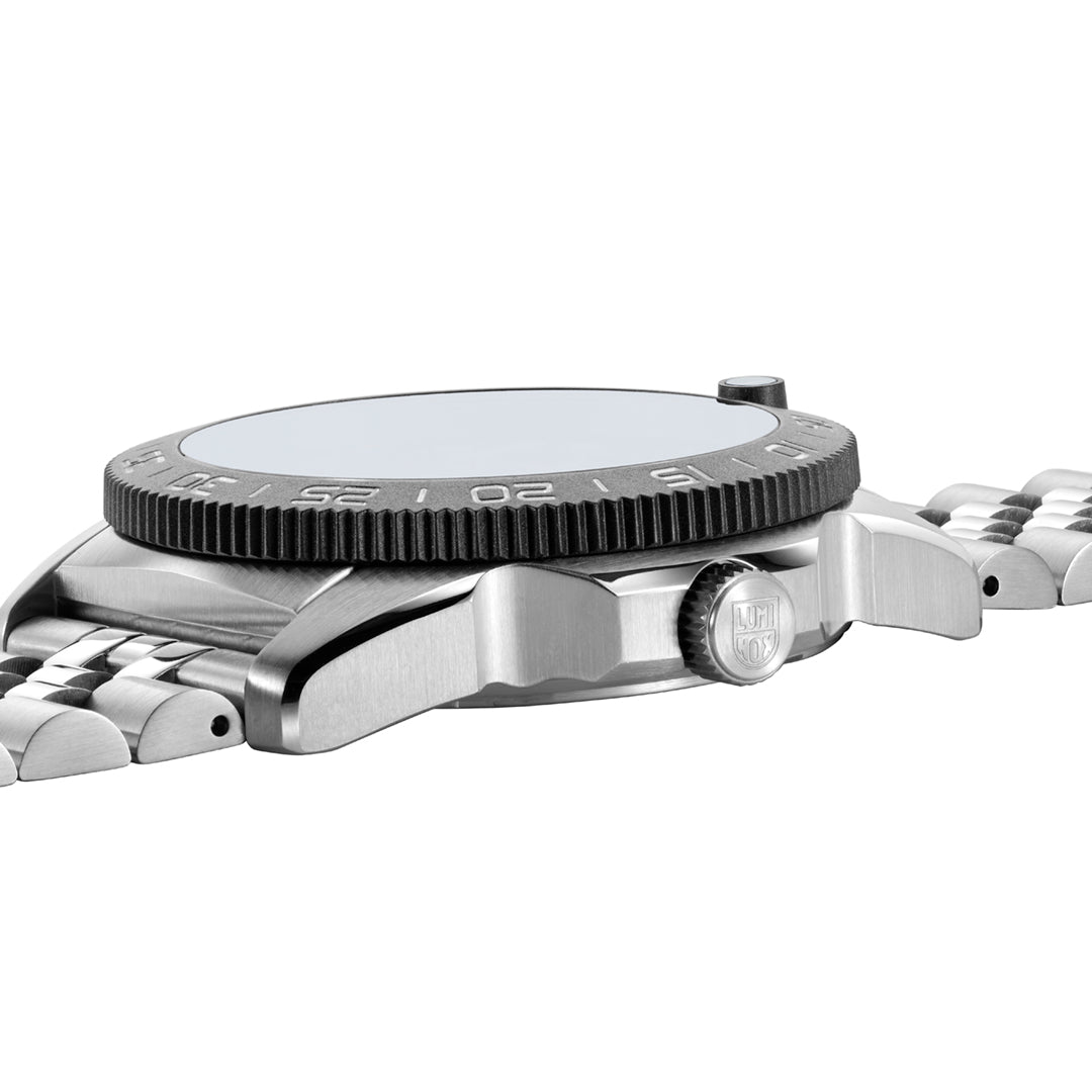 Pacific Diver, 39MM - Mother of Pearl Dial