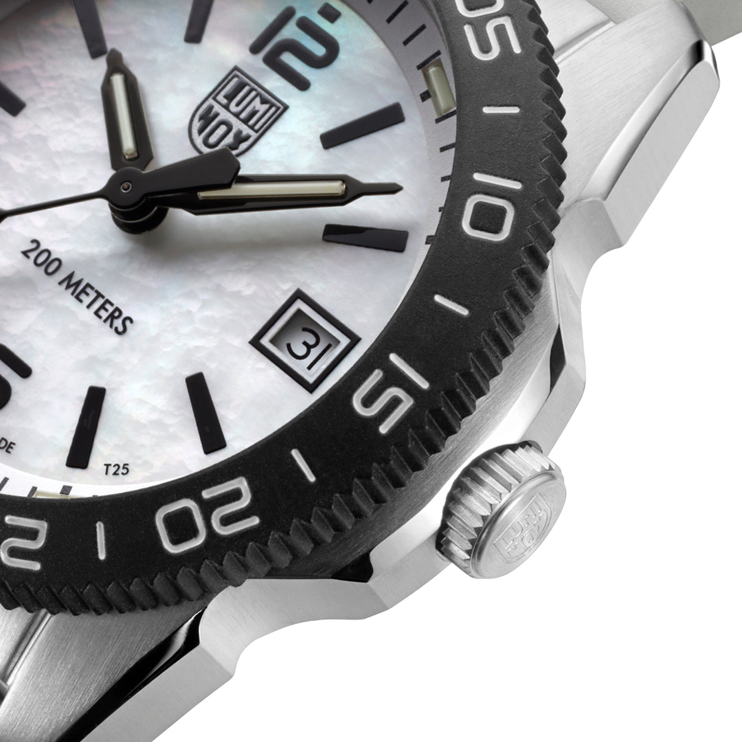 Pacific Diver, 39MM - Mother of Pearl Dial