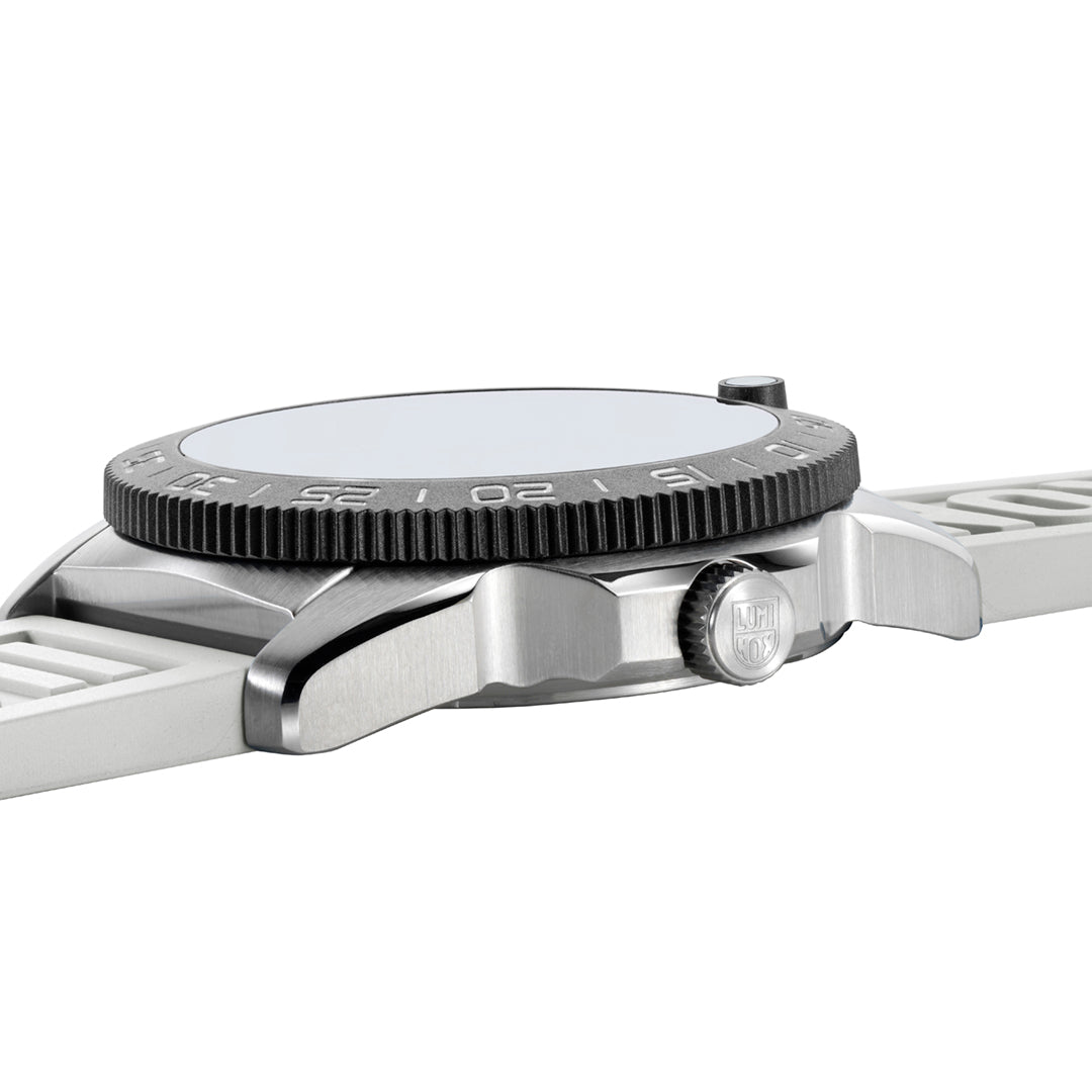 Pacific Diver, 39MM - Mother of Pearl Dial