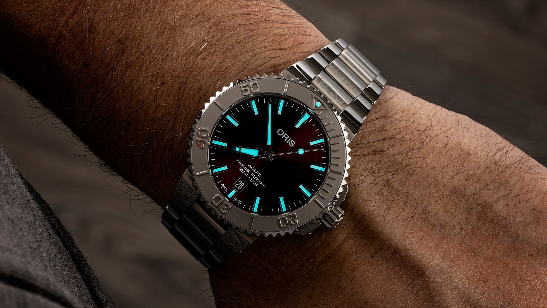 Oris Aquis Date Automatic REF#73377304158-0782405PEB (Cherry Dial / 43.5mm)